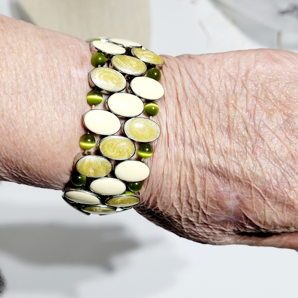 Silver Tone Enamel Stretch Bracelet Shades of White & Swirled Cream